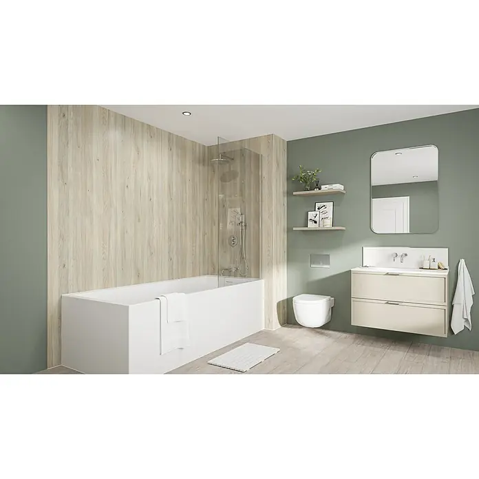 Wetwall Wandpaneel Elite - 16 x 242 cm, White Oak, Abgerundete Kante - Modernes Badezimmer mit Badewanne, Waschbeckenunterschrank, Toilette und Spiegel. Das Design besticht durch helle Holzoptik und grünen Akzenten.