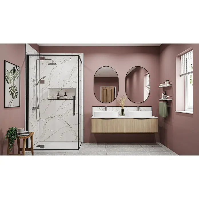 Wetwall Wandpaneel Alloy - 90 x 244 cm, Calacatta Volegno - Badezimmer mit begehbarer Dusche, Doppelwaschtisch und ovalen Spiegeln in einem stilvollen Design.