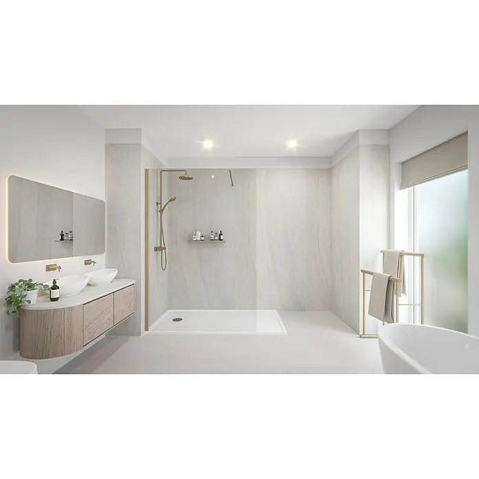 Wetwall Wandpaneel Elite - 16 x 242 cm, Moonlit Sand, Abgerundete Kante - Helles Badezimmer mit Dusche, Doppelwaschtisch und Badewanne. Die Armaturen sind in Gold gehalten. Das Design ist modern und minimalistisch.