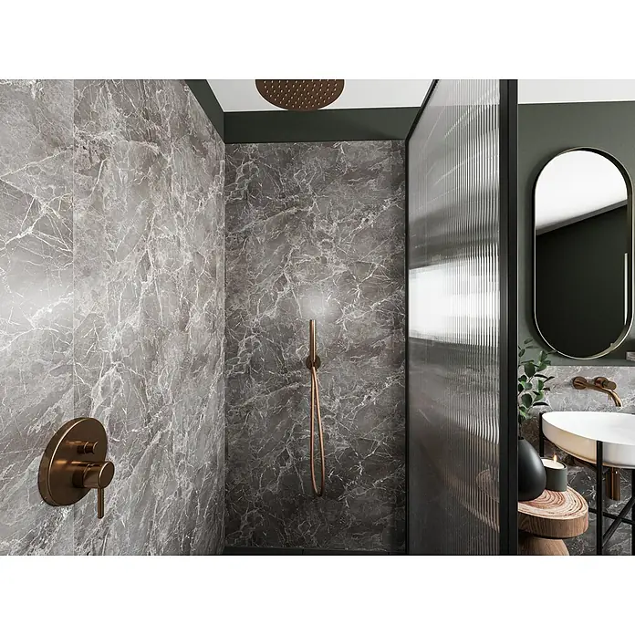 Wetwall Wandpaneel Elite - 16 x 242 cm, Welsh Slate, Abgerundete Kante - Elegantes Badezimmerdesign mit Marmorwänden, bronzefarbenen Armaturen und einer modernen Duschkabine für ein luxuriöses Ambiente.