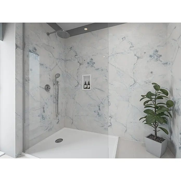 Wetwall Wandpaneel Elite - 16 x 242 cm, Onyx Oro, Abgerundete Kante - Eine moderne ebenerdige Dusche mit Marmorwänden, einer Glastrennwand und einem quadratischen Duschkopf für ein elegantes Badeerlebnis.