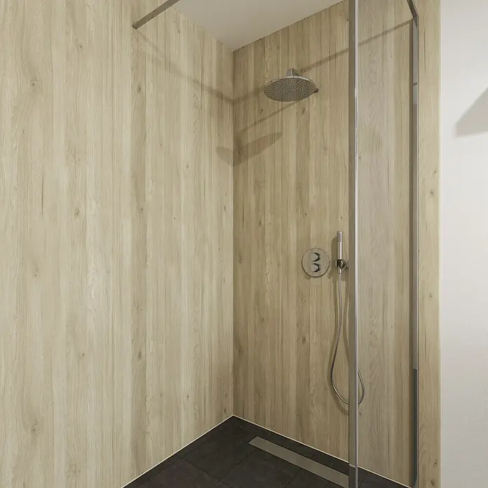 Wetwall Wandpaneel Elite - 16 x 242 cm, Native Oak, Abgerundete Kante - Ein modernes Badezimmer mit einer stilvollen Dusche, die mit hellen Holzwänden und schwarzen Fliesen eine warme Atmosphäre erzeugt.