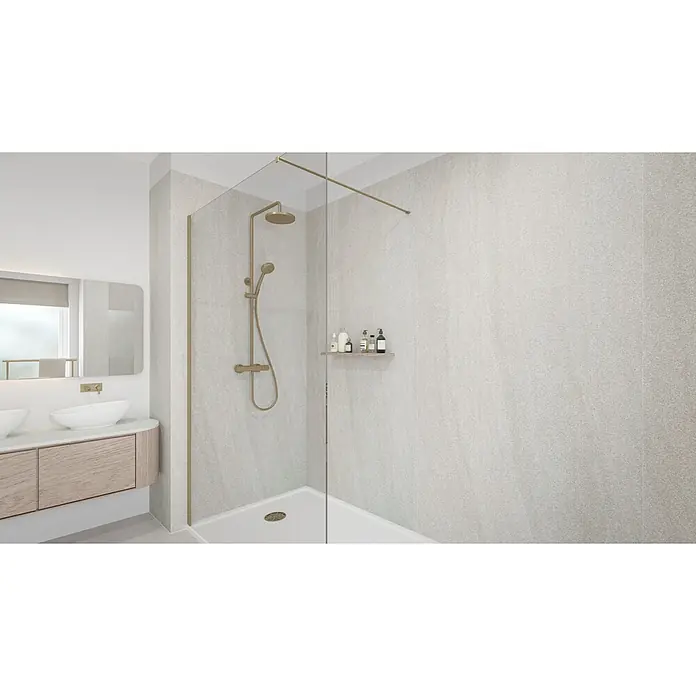 Wetwall Wandpaneel Elite - 16 x 242 cm, Moonlit Sand, Abgerundete Kante - Elegantes Badezimmer mit ebenerdiger Dusche und stilvoller Waschtisch-Kombination. Der goldene Duschkopf und die Armaturen setzen luxuriöse Akzente.