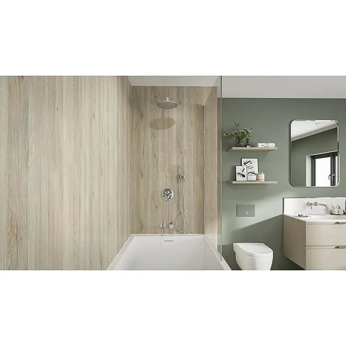 Wetwall Wandpaneel Elite - 16 x 242 cm, White Oak, Abgerundete Kante - Badezimmer mit Holzwand, Badewanne und Dusche. Zwei Regale und ein Spiegel befinden sich über der Toilette und dem Waschbecken.
