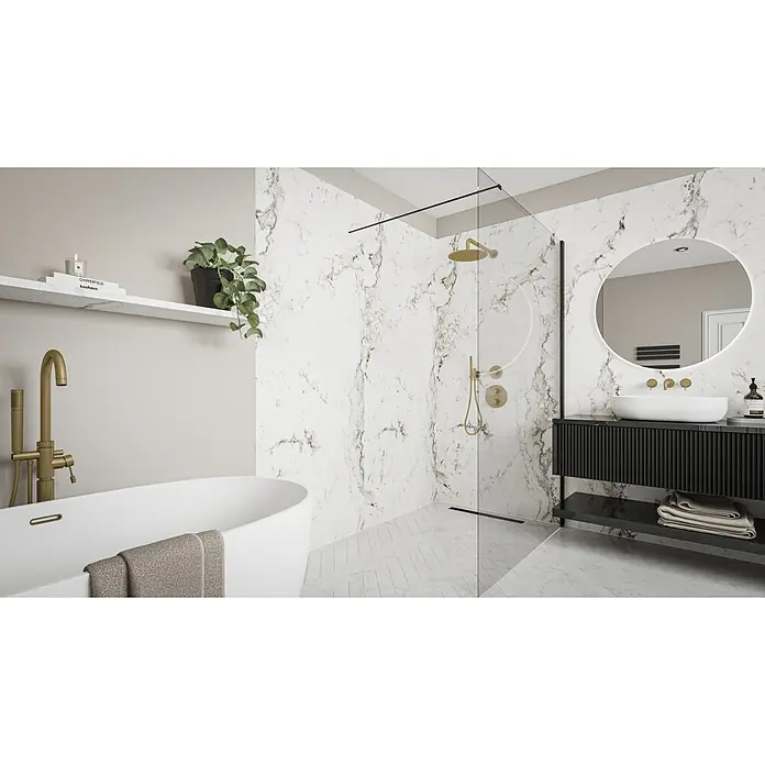 Wetwall Wandpaneel Elite - 16 x 242 cm, Romana Marble, Abgerundete Kante - Elegantes Badezimmer mit freistehender Badewanne, Marmorwand und modernen Armaturen in Goldoptik. Der Waschtisch mit Spiegel rundet das luxuriöse Design ab.