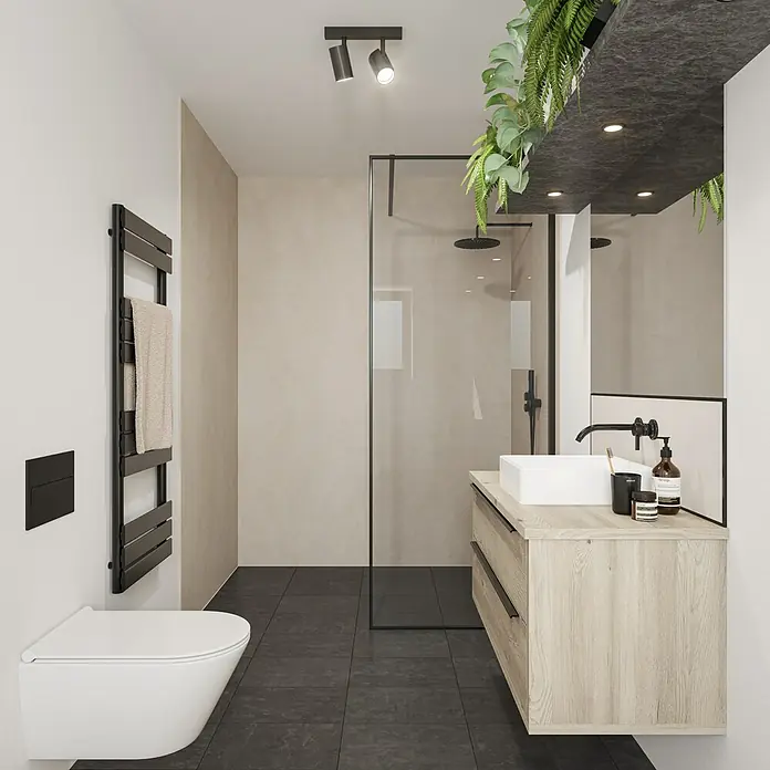 Wetwall Wandpaneel Elite - 16 x 242 cm, Cream Stone, Abgerundete Kante - Das moderne Badezimmer zeigt eine freistehende Toilette, einen Waschtisch mit Holzstruktur und eine Duschkabine mit schwarzen Akzenten.