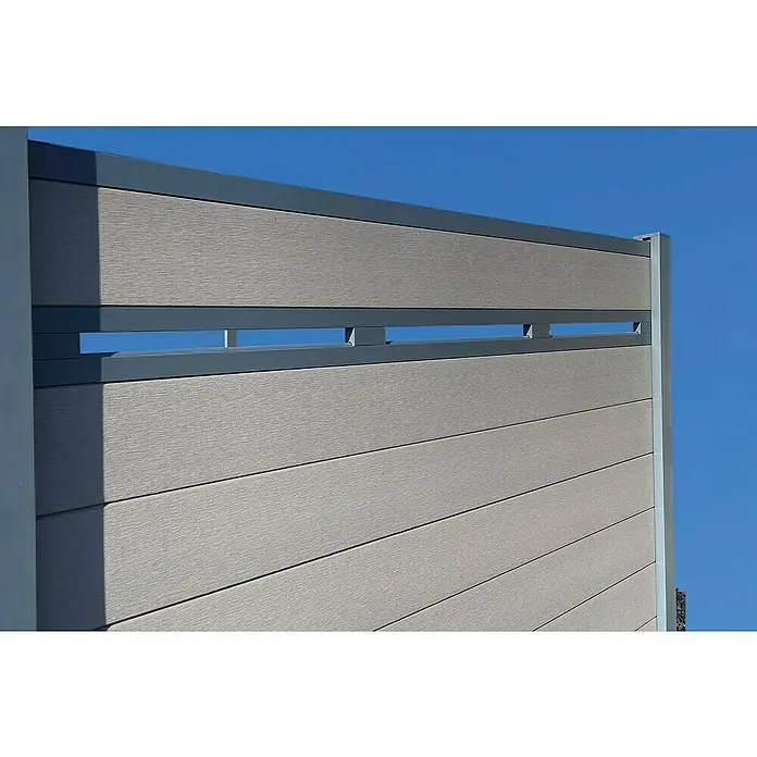 Joda Zierelement Kingston - 9,6 x 178 cm, Aluminium, Anthrazit - Nahaufnahme eines modernen Sichtschutzzauns mit grauen Paneelen und schmalen, horizontalen Öffnungen für mehr Licht und Design.