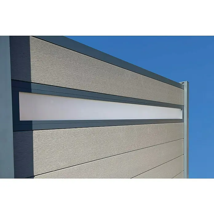 Joda Fenster-Element Kingston - Passend für: Kingston Systeme, Weiß-klar, 14,7 x 178 cm - Nahaufnahme eines modernen Zaunelements mit grauen Paneelen und einem länglichen, lichtdurchlässigen Fenster.