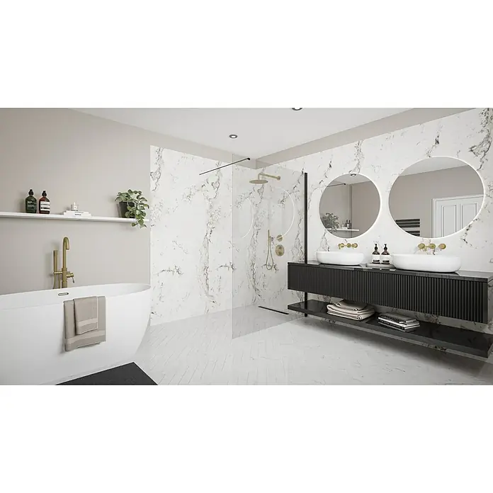 Wetwall Wandpaneel Elite - 16 x 242 cm, Romana Marble, Abgerundete Kante - Elegantes Badezimmer-Interieur mit freistehender Badewanne, Marmorwänden, Doppelwaschtisch und runden Spiegeln mit Beleuchtung für ein luxuriöses Ambiente.