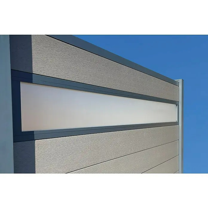 Joda Fenster-Element Kingston - Passend für: Kingston Systeme, Weiß-klar, 22 x 178 cm - Nahaufnahme eines modernen Zauns mit grauen Paneelen und einem horizontalen, durchscheinenden Fenster, das Lichtdurchlässigkeit ermöglicht.