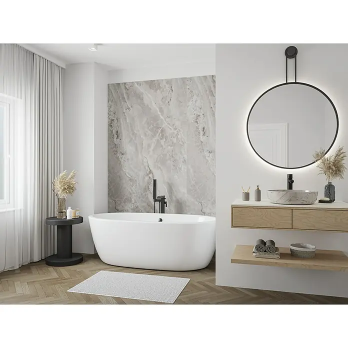 Wetwall Wandpaneel Elite - 16 x 242 cm, Onyx Grey, Abgerundete Kante - Ein modernes Badezimmer mit einer freistehenden Badewanne, einem runden Spiegel mit Hintergrundbeleuchtung und einem Waschtisch mit Holzschubladen.