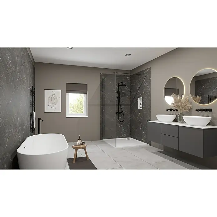 Wetwall Wandpaneel Elite - 16 x 242 cm, Rosso Levanto, Abgerundete Kante - Ein modernes Badezimmer mit einer freistehenden Badewanne, einer Dusche und einem Waschtisch mit zwei Waschbecken.