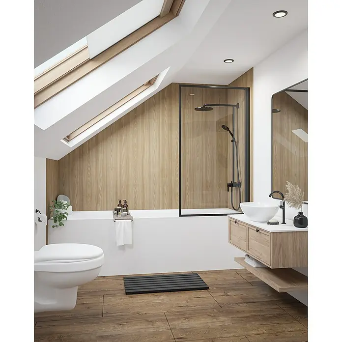 Wetwall Wandpaneel Elite - 16 x 242 cm, Natural Wood, Abgerundete Kante - Helles Badezimmer mit Dachfenstern, Badewanne, Toilette, Waschtisch mit Aufsatzwaschbecken und Holzfußboden. Elegantes Design für ein stilvolles Ambiente.