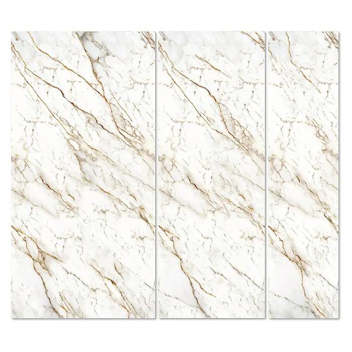 Wetwall Wandpaneel Alloy - 122 x 244 cm, Norris Marble - Bild von drei Marmorplatten mit goldenen Adern, die ein luxuriöses und elegantes Design für Innenräume bieten.