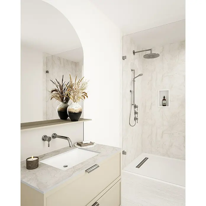 Wetwall Waschtischplatte Vanity Compact - 150 x 60 x 1,2 cm, Himalayan Marble - Badezimmer-Interieur mit Waschtisch mit Marmorplatte, eingelassenem Waschbecken, Armatur und Dusche mit Marmorwänden.