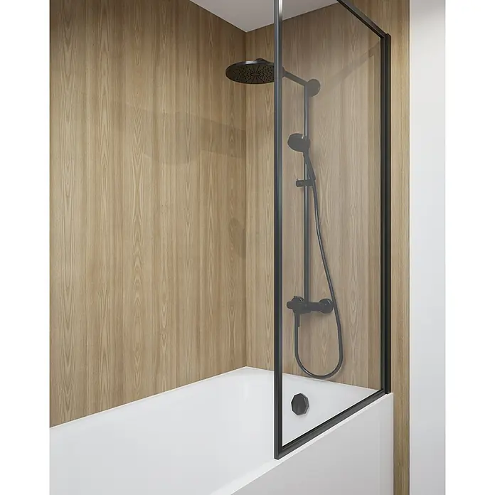 Wetwall Wandpaneel Elite - 16 x 242 cm, Natural Wood, Abgerundete Kante - Schwarze Duschabtrennung über einer Badewanne mit Wandpaneelen. Die Abtrennung ist modern und minimalistisch gestaltet.