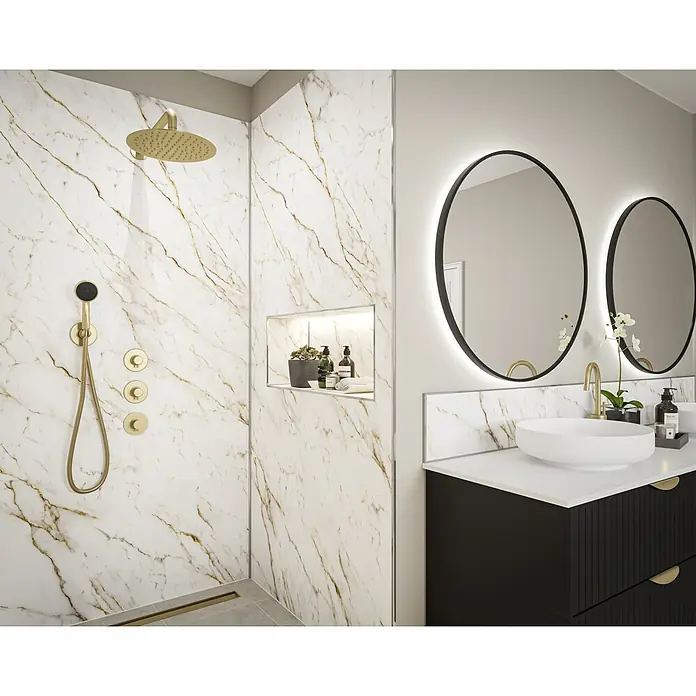 Wetwall Wandpaneel Alloy - 122 x 244 cm, Norris Marble - Badezimmer mit Marmorwänden, goldener Duschgarnitur und zwei runden Spiegeln mit LED-Beleuchtung über einem schwarzen Waschtisch.
