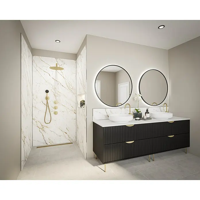 Wetwall Wandpaneel Alloy - 122 x 244 cm, Norris Marble - Elegantes Badezimmerdesign mit Marmordusche, Doppelwaschbecken mit schwarzen Unterschränken und runden Spiegeln mit Hintergrundbeleuchtung.