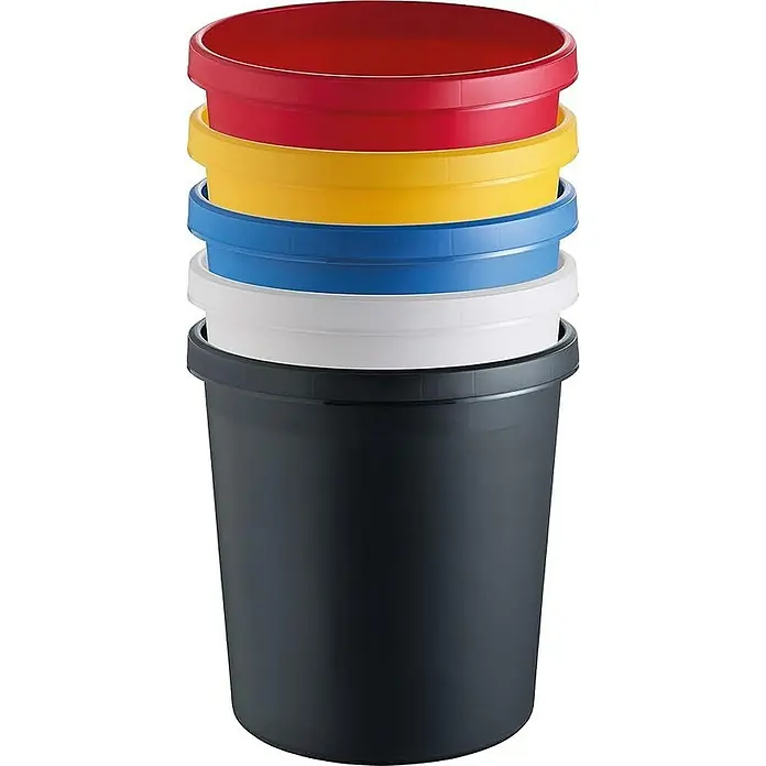 Proregal Papierkorb klassisch mit großem Einwurf - 45 l, Kunststoff, Lichtgrau - Ein Stapel von sechs bunten Abfalleimern in Rot, Gelb, Blau, Weiß und Schwarz. Die Eimer sind sauber und scheinen neu zu sein.