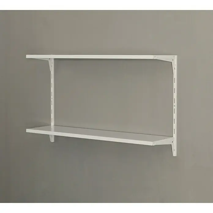 Element System Classic Wandregal-Set Office 1 RS50 - L x B x H: 22 x 82,8 x 49,6 cm, Weiß - Wandregal mit zwei weißen Regalböden und verstellbaren Halterungen an einer grauen Wand.