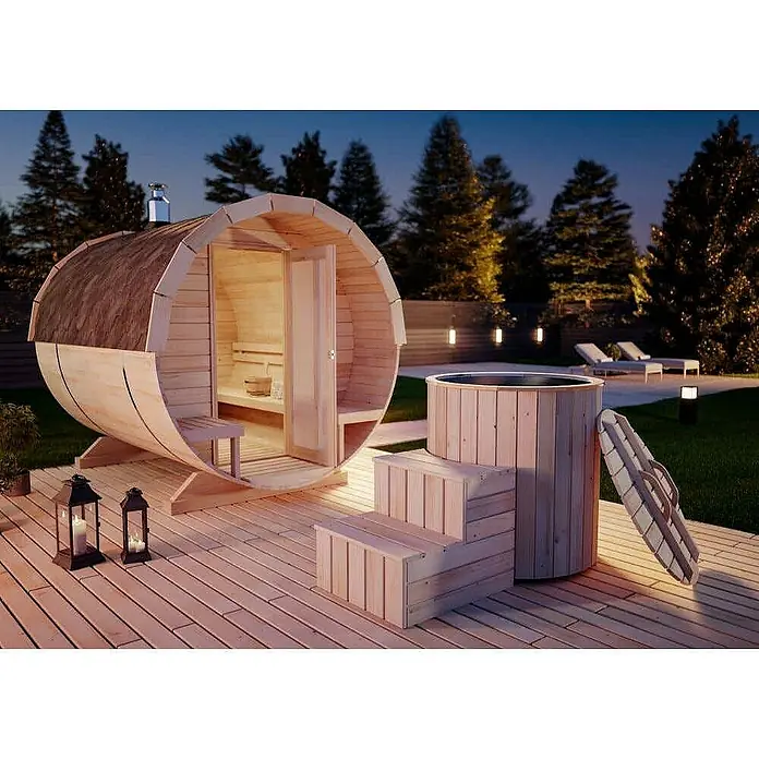 FinnTherm Hot Tub Cold Tub - Nordische Holz, Naturbelassen - Holzfasssauna und Whirlpool auf einer Holzterrasse mit Baumkulisse im Hintergrund.