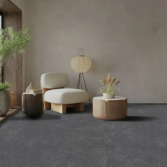 Feinsteinzeugfliese Lanzarote - 60,4 x 121 cm, Schwarz, Matt - Wohnzimmer mit stilvollem grauen Bodenbelag, der eine moderne und elegante Atmosphäre schafft. Der Boden harmoniert perfekt mit der Einrichtung.