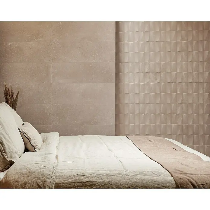Revestimiento de pared Brikston - 30 x 90 cm, Arena, Rectificado - Acogedora habitación con azulejos beige en la pared y una cama grande con ropa de cama de lino claro, creando un ambiente relajante.