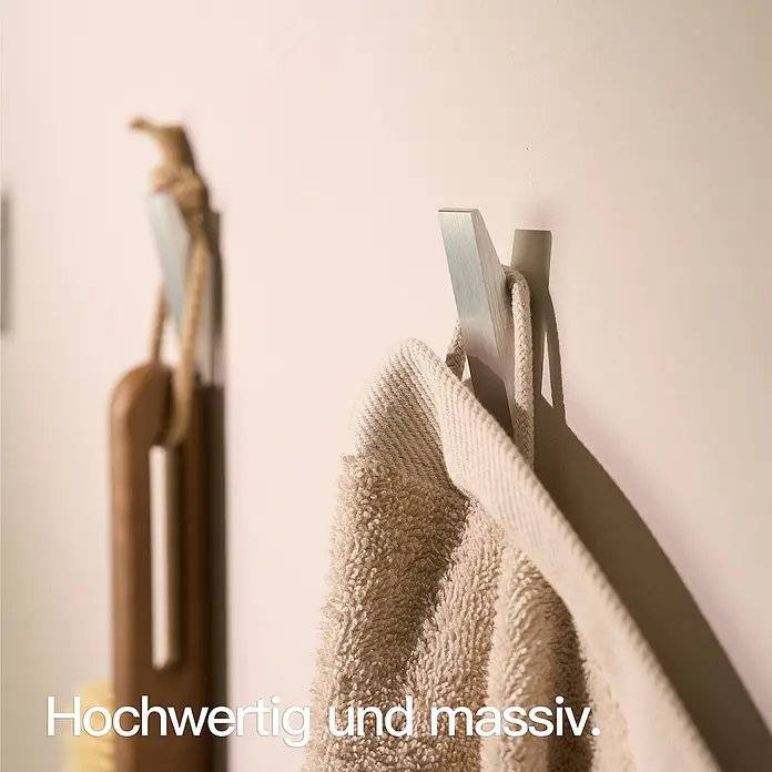 Designfabrik Hamburg Handtuchhaken - 4 Stk., Silber gebürtstet, Matt - Handtuch hängt an einem modernen, silberfarbenen Handtuchhaken an einer Wand. Hochwertig und massiv.