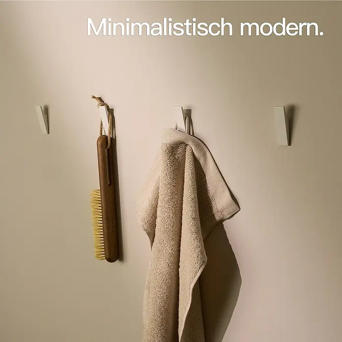 Designfabrik Hamburg Handtuchhaken - 4 Stk., Weiß, Matt - Helle Wandhaken mit einer Bürste und einem Handtuch, die minimalistisch modern gestaltet sind und Funktionalität und Ästhetik verbinden.