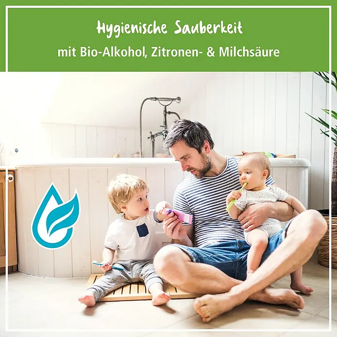 Poliboy Bio Dusche- & Badreiniger - 500 ml, Flasche mit Sprühkopf - Vater sitzt mit seinen Kindern im Bad und putzt ihre Zähne. Hygienische Sauberkeit mit Bio-Alkohol, Zitronen- & Milchsäure für die Zahnhygiene.