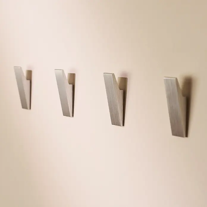 Designfabrik Hamburg Handtuchhaken - 4 Stk., Silber gebürtstet, Matt - Vier moderne, silberfarbene Wandhaken im minimalistischen Design an einer hellen Wand. Ideal für Jacken oder Handtücher im Flur oder Badezimmer.
