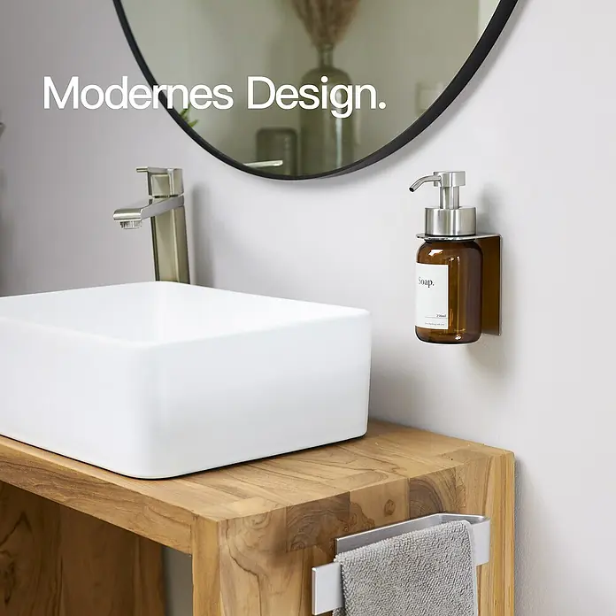 Designfabrik Hamburg Seifenspender - Edelstahl, Silber/Braunglas, Wandmontage - Modernes Badezimmer-Design mit einem stilvollen Seifenspender und einem eleganten Handtuchhalter, die das Gesamtbild aufwerten.\n