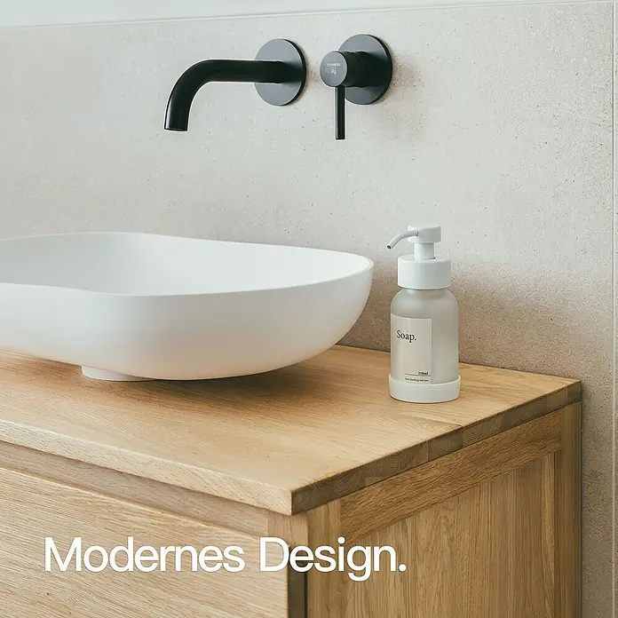 Designfabrik Hamburg Seifenspender - Edelstahl, Weiß/Satiniertes Glas - Moderne Badarmatur mit einem schlichten, weißen Aufsatzwaschbecken und einer eleganten Seifenpumpe.