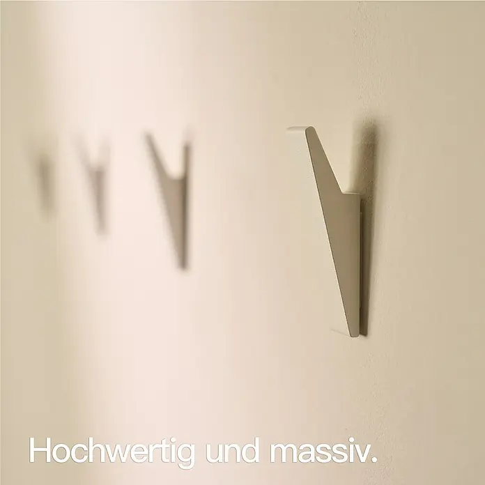 Designfabrik Hamburg Handtuchhaken - 4 Stk., Weiß, Matt - Die Aufnahme zeigt eine Reihe moderner, stilvoller Wandhaken, die durch ihre minimalistische V-Form und robuste Bauweise bestechen.
