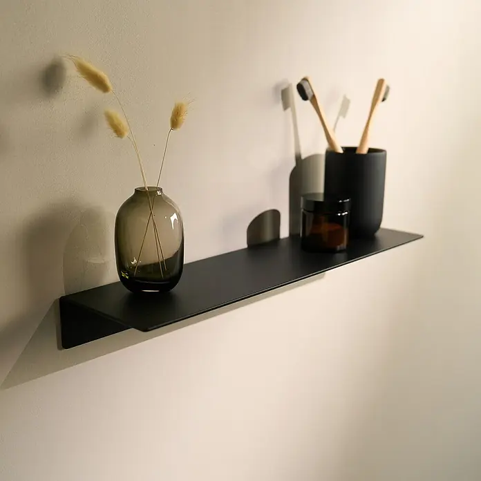 Designfabrik Hamburg Badablage - Breite: 42 cm, Aluminium, Schwarz - Schwarzes Wandregal mit Vase, Zahnputzbecher und einer kleinen Dose. Das Regal bietet stilvollen Stauraum im modernen Badezimmer.