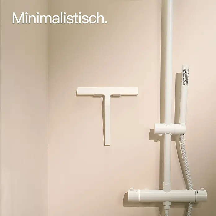 Designfabrik Hamburg Bad-& Duschabzieher - Weiß, Silikon - Minimalistisches Badezimmerdesign mit einer weißen Duscharmatur und einem Abzieher an einer hellen Wand.