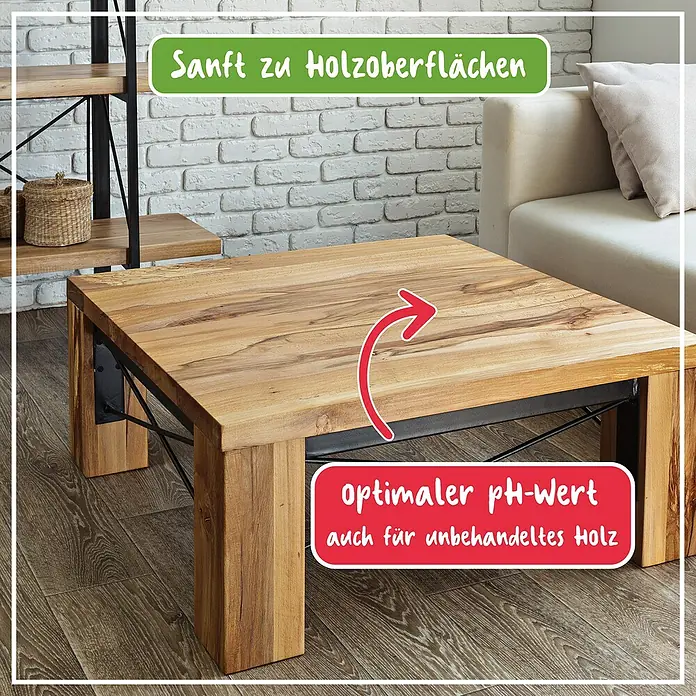 Poliboy Bio Allzweckreiniger - 500 ml, Flasche mit Sprühkopf - Nahaufnahme eines quadratischen Couchtisches aus Holz mit Metallgestell vor einer Ziegelwand.