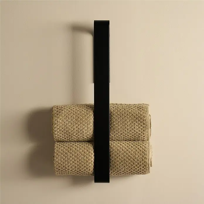 Designfabrik Hamburg Handtuchhalter - Schwarz - Ein moderner, schwarzer Handtuchhalter mit zwei gefalteten, beigen Handtüchern an einer hellen Wand. Elegantes Badezimmeraccessoire.