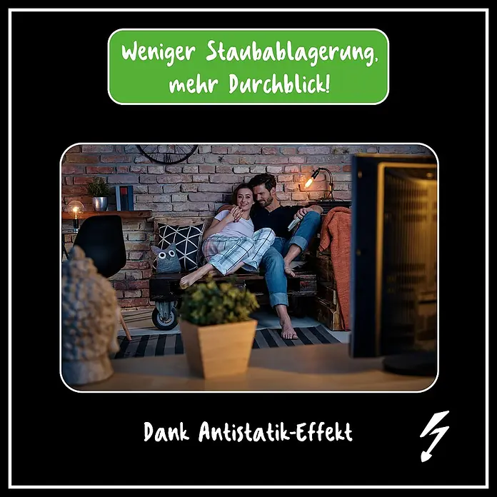 Poliboy Feuchttücher Bildschirm - 30 Stk. - Weniger Staubablagerung dank Antistatik-Effekt. Das Bild zeigt ein Paar, das entspannt fernsieht, während der Bildschirm sauber bleibt.