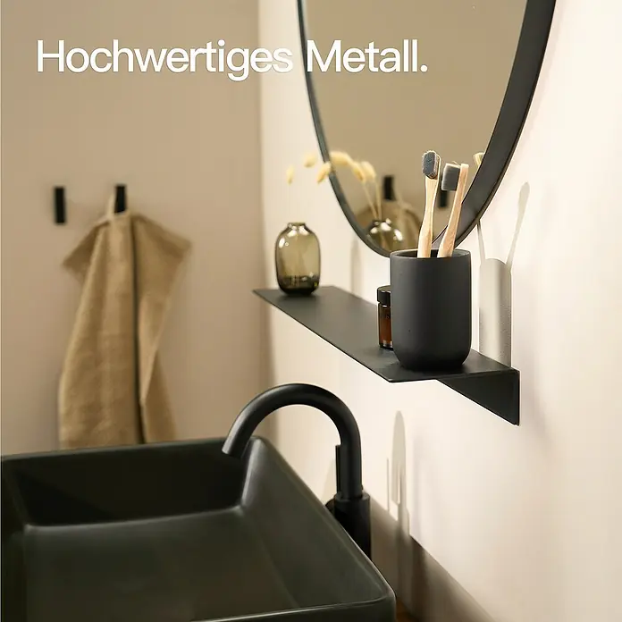 Designfabrik Hamburg Badablage - Breite: 58 cm, Aluminium, Schwarz - Hochwertiges Metall: Badezimmer-Szene mit einem modernen Waschbecken, einem Spiegel und einer stilvollen Metallablage.