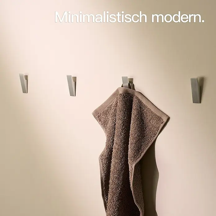 Designfabrik Hamburg Handtuchhaken - 4 Stk., Silber gebürtstet, Matt - Minimalistisch moderner Handtuchhalter mit Handtuch an einer Wand montiert.