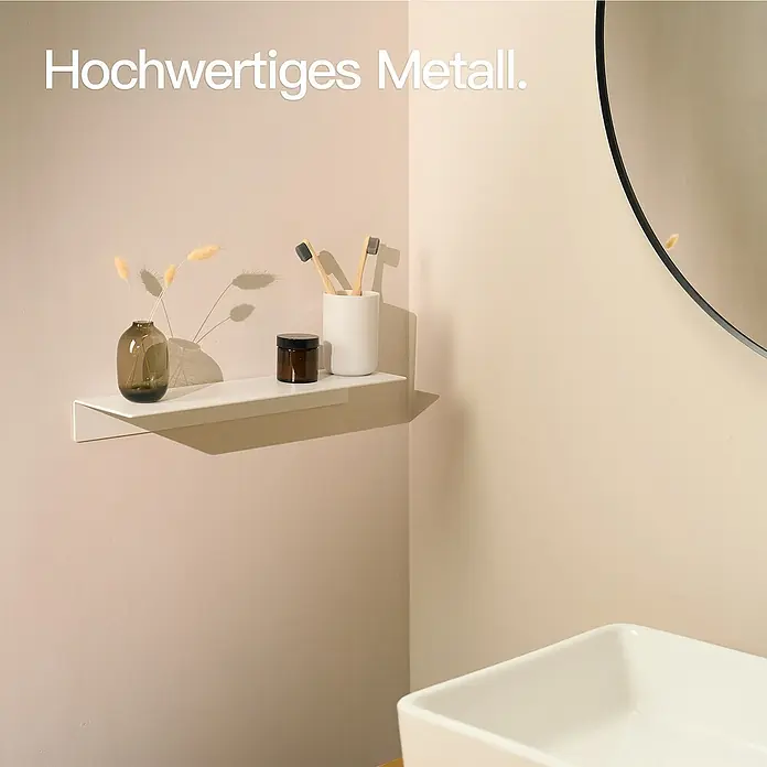 Designfabrik Hamburg Badablage - Breite: 42 cm, Aluminium, Weiß - Elegantes weißes Metallregal mit Vase, Dose und Zahnbürsten. Das Regal ist minimalistisch und passt perfekt in moderne Badezimmer.