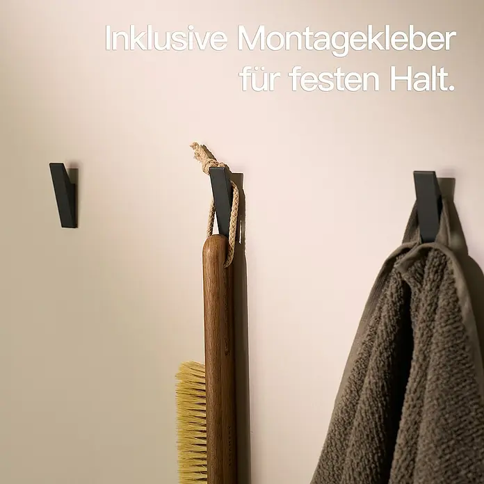 Designfabrik Hamburg Handtuchhaken - 4 Stk., Schwarz, Matt - Drei an einer Wand befestigte Haken. An einem hängt eine Bürste, an einem ein Handtuch. Inklusive Montagekleber für festen Halt.