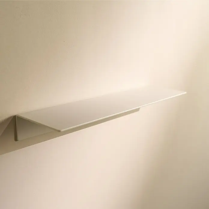 Designfabrik Hamburg Badablage - Breite: 42 cm, Aluminium, Weiß - Wandmontiertes Regal in Weiß. Das schlichte Design des Regals fügt sich nahtlos in jede Einrichtung ein und bietet eine stilvolle Ablagefläche für Bücher oder Dekoration.