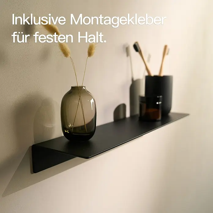 Designfabrik Hamburg Badablage - Breite: 42 cm, Aluminium, Schwarz - Schwarzes Wandregal mit Dekorationen und dem Text "Inklusive Montagekleber für festen Halt".