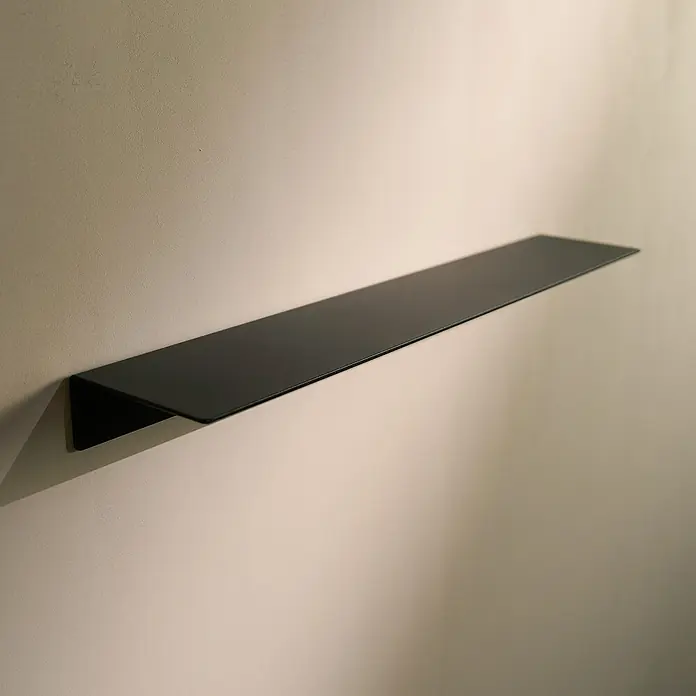 Designfabrik Hamburg Badablage - Breite: 58 cm, Aluminium, Schwarz - Wandregal aus schwarzem Metall, das an einer hellen Wand befestigt ist. Das Regal ist minimalistisch und modern gestaltet.