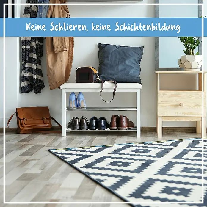 Poliboy Reinigungsmittel Laminat - 500 ml - Eingangsbereich mit Schuhregal und Sitzbank. Darüber befindet sich ein blauer Balken mit dem Text "Keine Schlieren, keine Schichtenbildung".