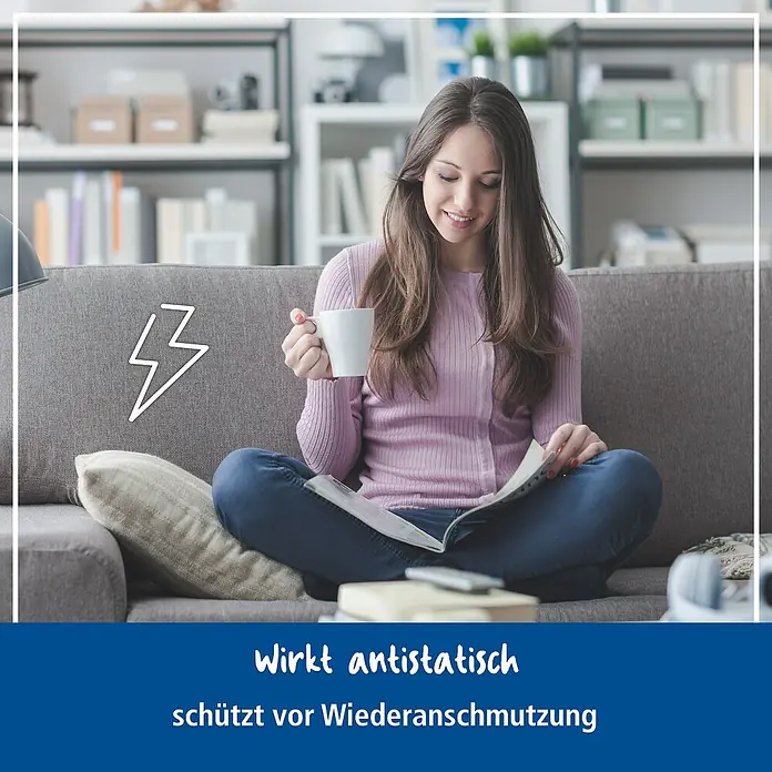 Poliboy Reinigungsmittel Polster Teppich Reiniger - 500 ml, Flasche - Die Darstellung zeigt eine Frau auf einer Couch, die ein Buch liest. Wirkt antistatisch und schützt vor Wiederanschmutzung.