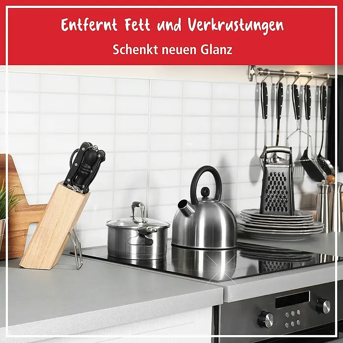 Poliboy Reinigungs- & Pflegemittel Glaskeramik - 200 ml, Flasche - Küchenszene mit sauberem Kochfeld, das Fett und Verkrustungen entfernt und neuen Glanz verleiht.