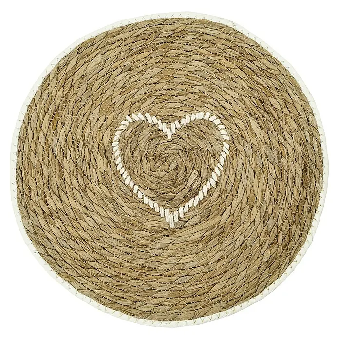 Tisch-Set Herz - 38 cm, Natur/Creme, Seegras - Ein runder Tischset aus geflochtenem Stroh mit einem weißen Herz in der Mitte, ideal für eine rustikale Tischdekoration.